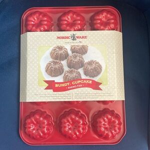 NWT Nordic Ware Bundt Cupcaking Baking Pan in Red